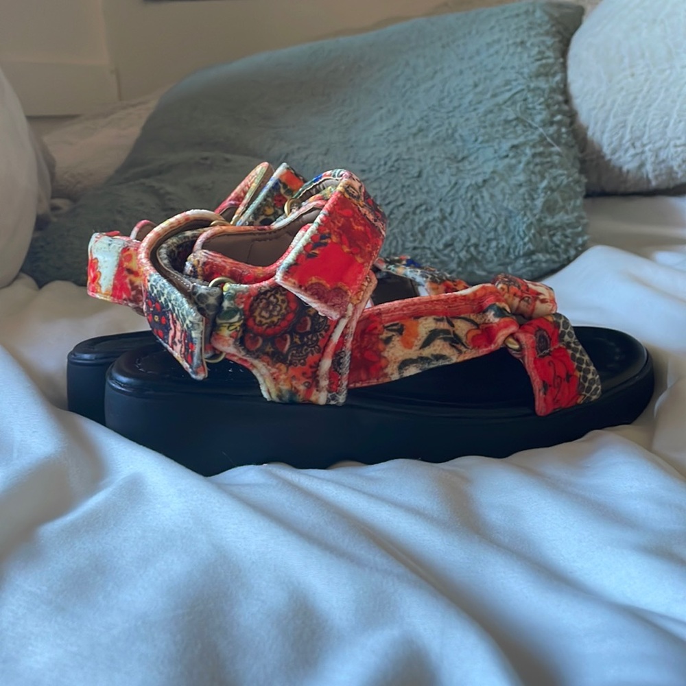 NWOT Aerosoles platform sandals adjustable velcro straps